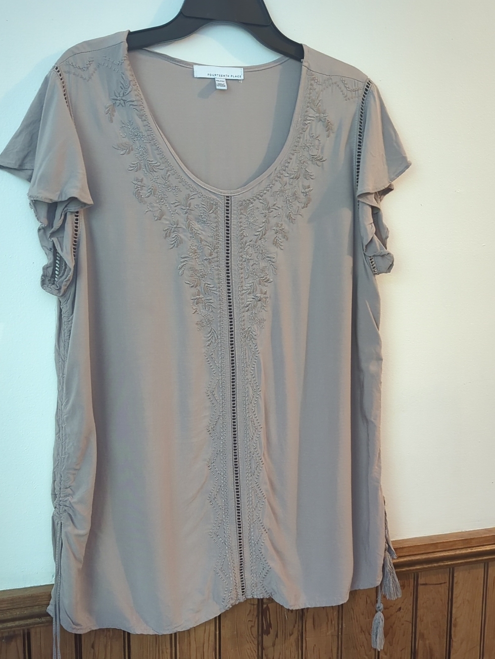 Fourteenth Place   Taupe Embroidered Scoop Neck Tunic Shirt Size. XXL